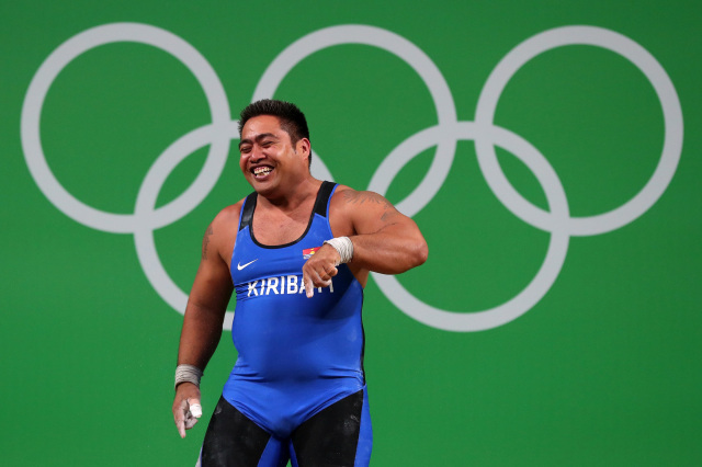  Halterci Katoatau, ülkesi Kiribati’nin batma tehlikesini dans ederek duyuruyor. 