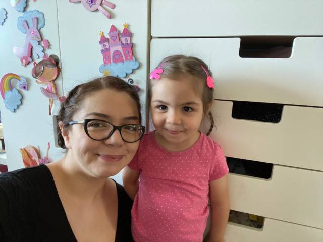 Aynı zamanda yazılım mühendisi olan anne Gökçen Özder Öcal’a göre kızının dil konusunda sorun yaşamamasının ardında onunla bebekliğinden beri çok fazla sözlü iletişim kurulması var.