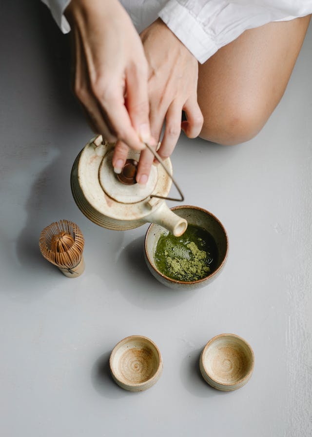 Matcha, bildiğimiz çaylar gibi demlenmiyor ve sıcak suyla karıştırılarak hazırlanıyor.