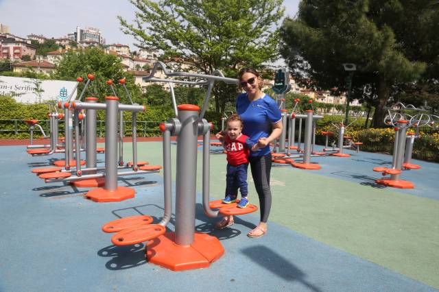 Parklardaki egzersiz aletleri insanlar tarafından sık sık kullanıyor. 