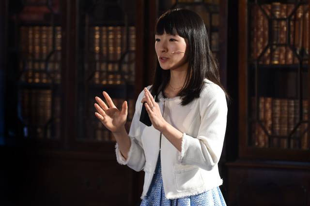 Marie Kondo insanların dağınık evlerine çözüm getirirken, onlara ilham kaynağı oluyor.