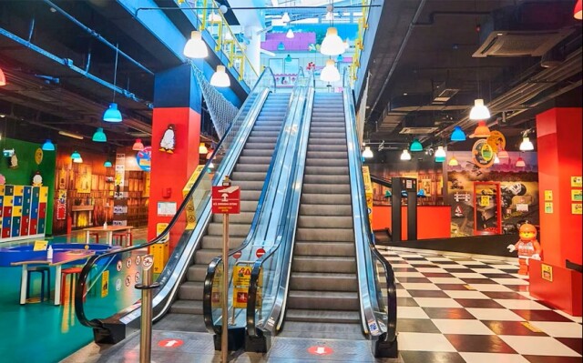 Legoland’de çocuklar yaratıcı atölyelere katılabilir, mini sürüş alanlarında eğlenebilir, LEGO filmleri izleyebilir.