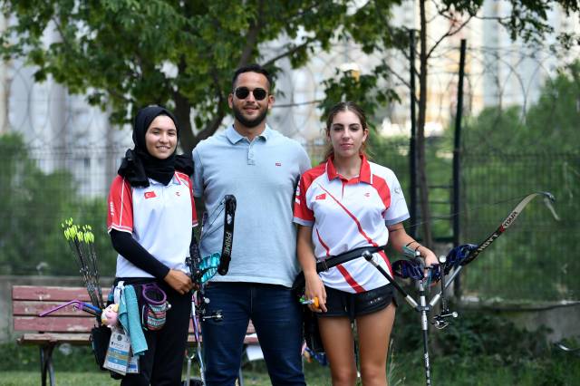 Şevval (solda) ve Selin, hocaları Mert Erden ile birlikte…