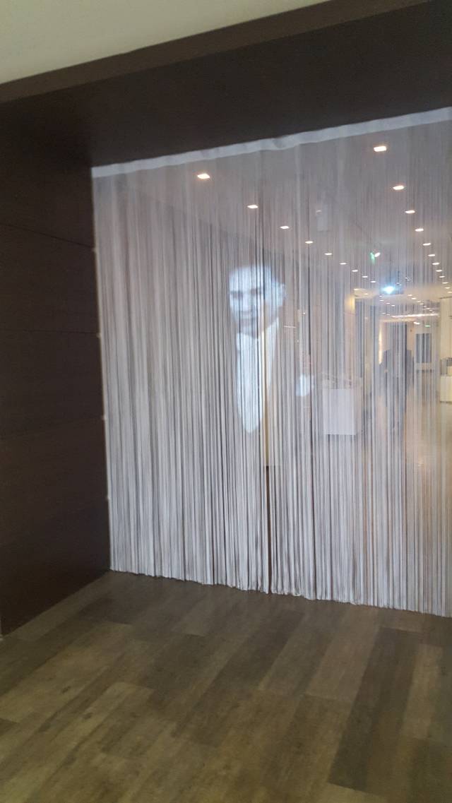 Serginin giriş kapısında Atatürk, ziyaretçileri karşılıyor.