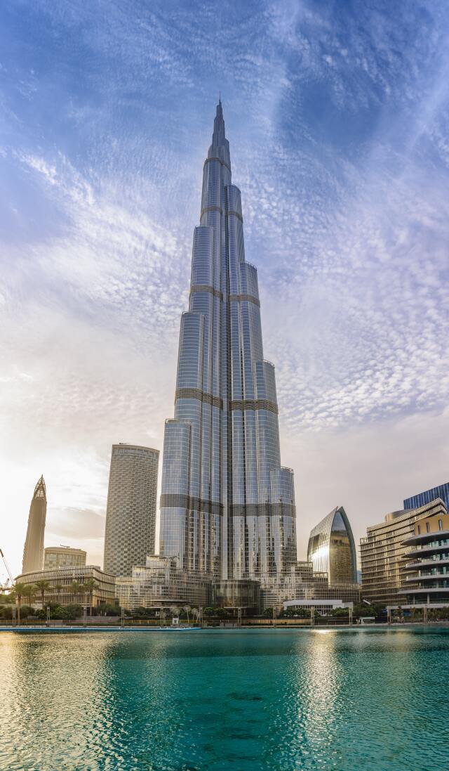 Dubai’deki Burj Khalifa, muhteşem bir manzara eşliğinde yükseliyor. Kentin belki de en çok fotoğrafı olan binası. 