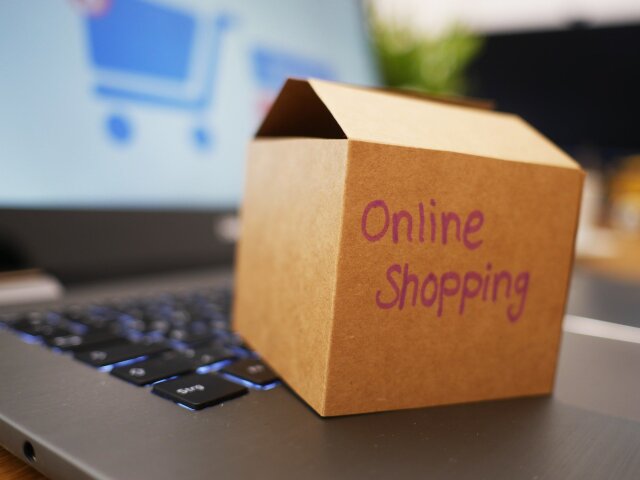 Yapılan araştırmaya göre online alışveriş bu yıl en fazla akıllı telefonlar üzerinden yapıldı.