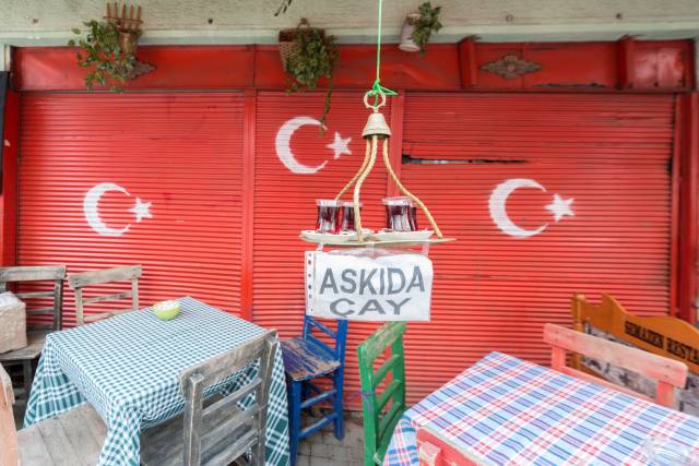 Ulusal keyfimiz olan çayı, tanımadığımız ama en az bizim kadar sevdiğini bildiğimiz başkalarıyla paylaşma fikri sizce de harika değil mi?
