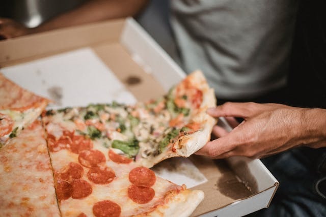 Çoğu kişi pizzayı eliyle yemeyi sever. Pizzayı geçelim, Şili’de sandviç ve patates kızartmasının bile elle yenmesi kabalık olarak görülüyor. 