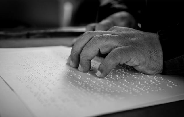Akıllı telefon ya da tabletlere entegre edilebilen Braille klavyeler ve sesli geri bildirim özellikleri de görme engellilerin iletişimini kolaylaştırıyor.