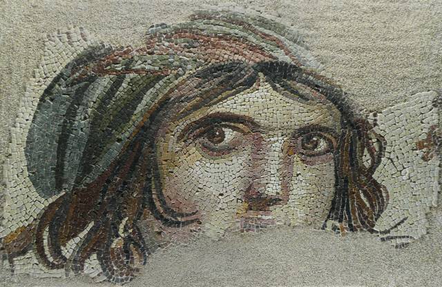 Zeugma Mozaik Müzesi, ülkemizde bulunan en önemli mozaik eserlerden biri olan “Çingene Kızı”na da ev sahipliği yapıyor.