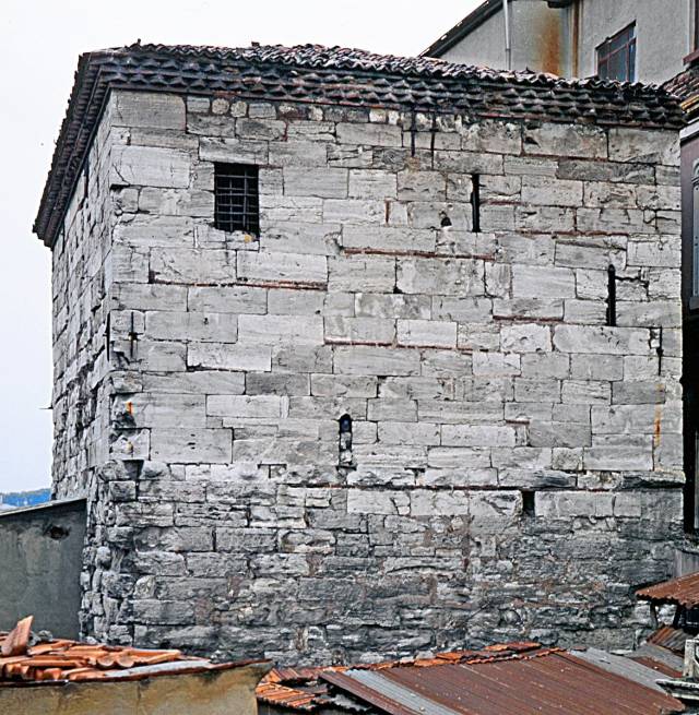 Eminönü’nde bulunan Baba Cafer Türbesi ve zindanı.