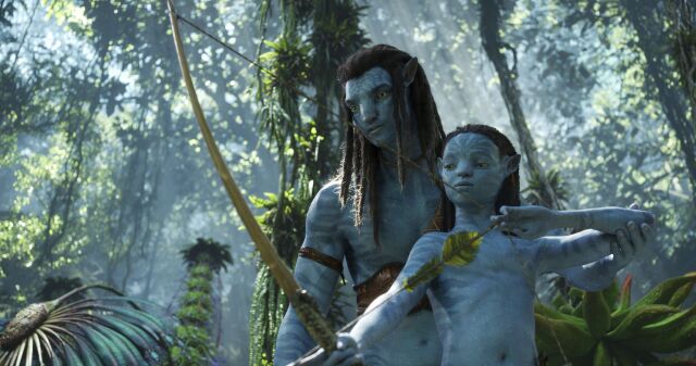 Jake, tanıdık bir tehdidin yeniden Pandora'yı hedef alması sonrası aile kurduğu Neytiri (Zoe Saldana), çocukları ve Na'vi halkıyla birlikte Pandora'yı ve ailesini korumaya çalışıyor.