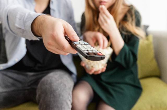Birlikte film, dizi izleyerek huzurlu bir gün geçirebilirsiniz.