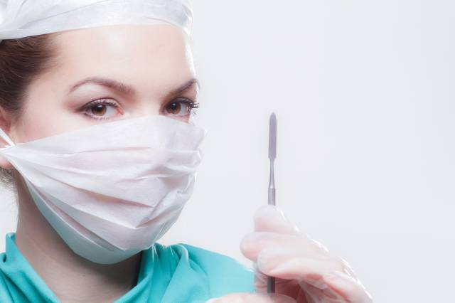 Poliklinikler dışında ameliyathaneler de doktorlar için hastalık kapma noktası olabiliyor. 