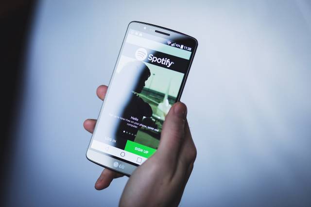 “Reklam gibi görünmeyen” reklamlar sayesinde podcast’ler gelir kaynağına dönüşebilir. 