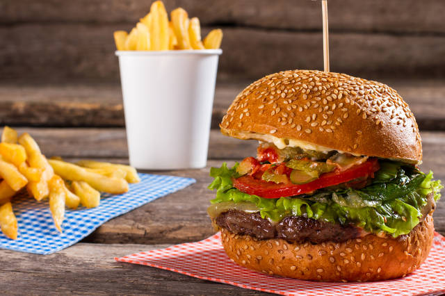 Bir hamburger menüsü kaç kalori?