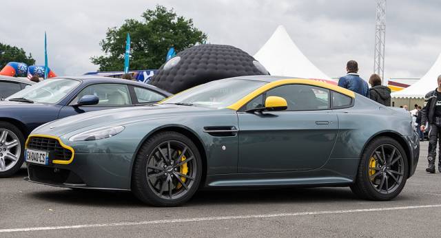 2020 Vantage’ın güçlü V-8 motorunun yakıt konusunda endişelerin aksine oldukça verimli.