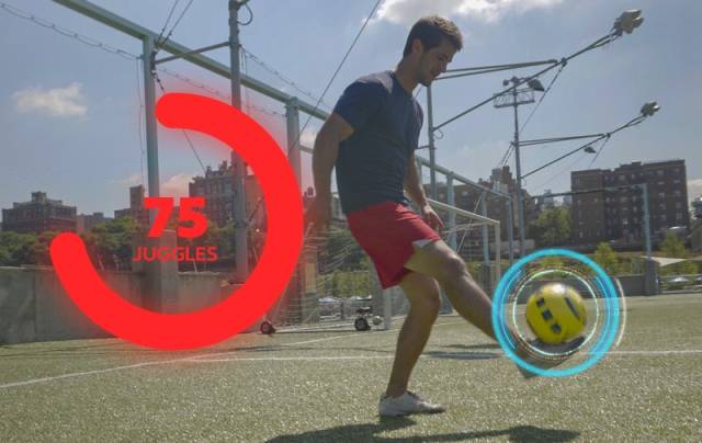 DribbleUp topları ile artırılmış gerçeklik teknolojisinden yararlanılarak antrenman  yapılıyor.