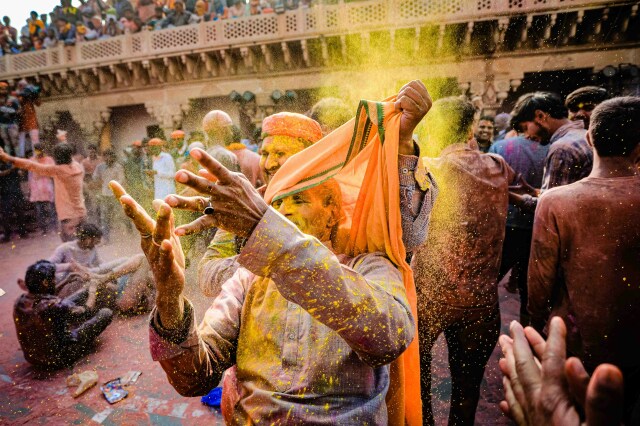 : Holi Festivali, Hindu kültüründe baharın gelişini kutlamak için düzenlenen, renklerin ve coşkunun bir araya geldiği özel bir etkinlik.