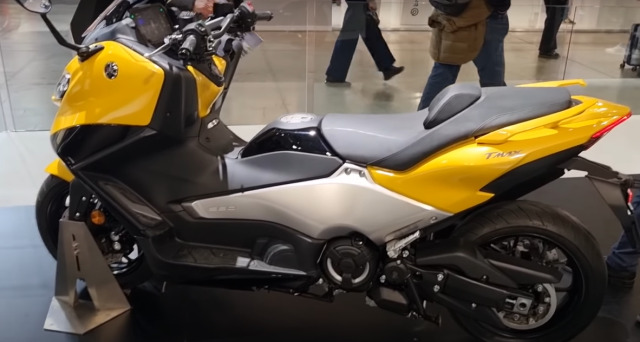 Yamaha TMAX 560 sınıfın en iyi özelliklerine sahip.