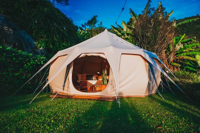 Yüksek tavanlı geniş glamping çadırları, dar yerlerde bunalanları bile rahatsız etmeyecek kadar havadar ve ferah.