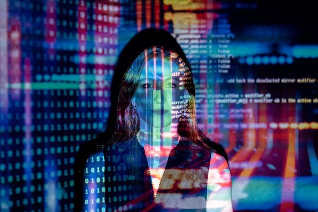 Hologram teknolojili toplantılar sayesinde; toplantı yapılan alanın tam ortasında, herkesin içine dahil olacağı şekilde, dinamik, üç boyutlu ve 3B görseller içeren sunumlar yapmak mümkün.