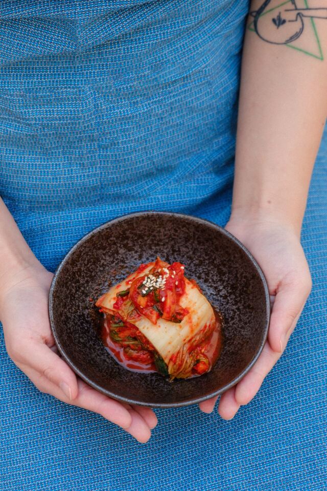 Kimchi, Çin lahanası başta olmak üzere mayalanmış kırmızı biber ve sebzeler kullanılarak hazırlanan, ayrıca kimchi, gimchi, gimchi veya kimchee olarak da bilinen geleneksel bir Kore yemeği