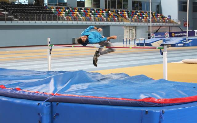 Yüksek atlama, iki direk arasında bulunan ve sabit olmayan bir çıtanın üzerinden ve bu çıtayı düşürmeden atlama esasına dayanan bir atletizm sporudur.