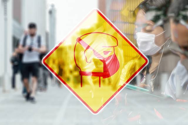 Uzmanlar virüslerden korunmak içi kalabalık alanlarda maske takmayı öneriyor. Ancak  maskelerin de yüzde 100 koruma sağlamadığı da bir gerçek.