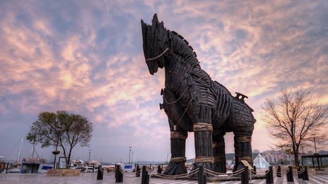 Çanakkale Kordon’da bulunan Truva Atı, Troy filminin kullanılan Truva Atı’dır. 