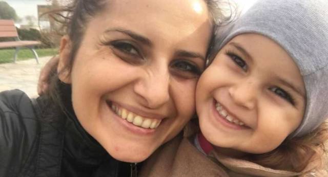 Eylem Şen kızı Öykü Arin ile birlikte.