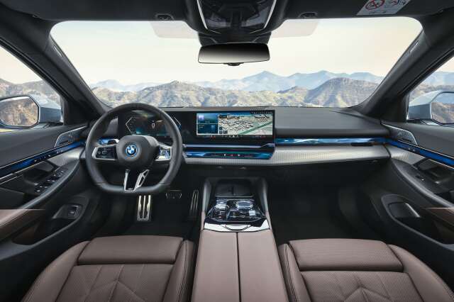 BMW 5 Serisi Sedan’da; üç kollu spor deri direksiyon, ortam aydınlatmalarını içeren BMW Interaction Bar, BMW Curved Display ve akıllı telefon entegrasyonu özelliği olan 12,3 inç boyutundaki bilgi ekranı bulunuyor. 