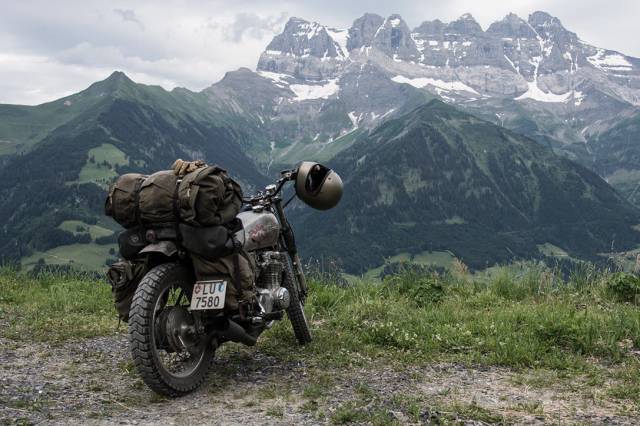 Eşyaları motosiklete bağlarken dikkatli olmak ve kalın halatlar kullanmak güvenlik için önemli.