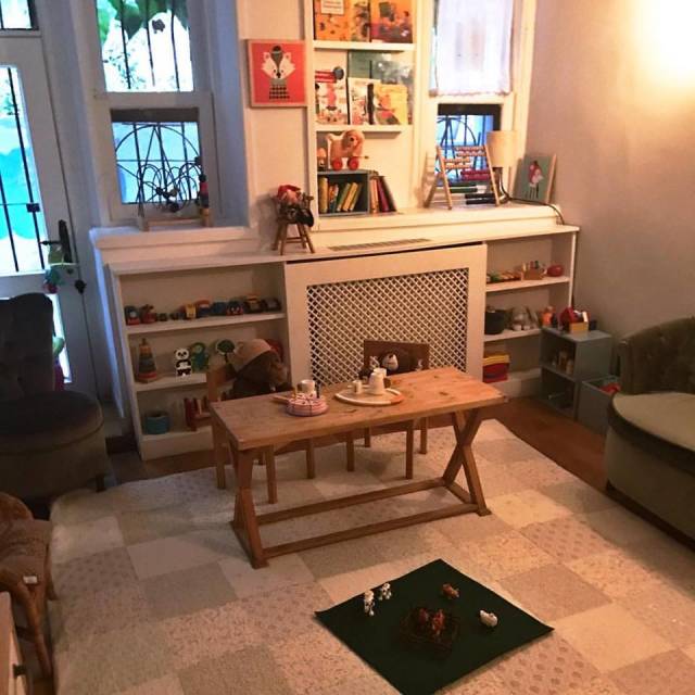 Fotini Cafe, ahşap bir binanın alt katında, sevimli bir mekan.
