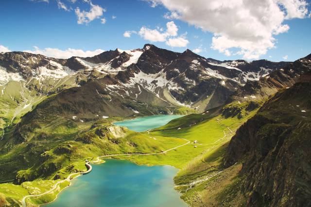İtalyan Alpleri kıvrımlı yolları kadar dolomitleri ve şahane gölleriyle de ünlü.