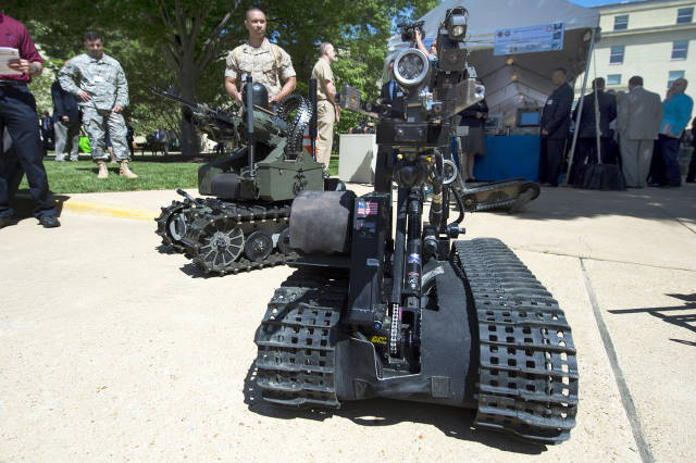 Robot güvenlik güçleri - Kaynak: https://www.defense.gov