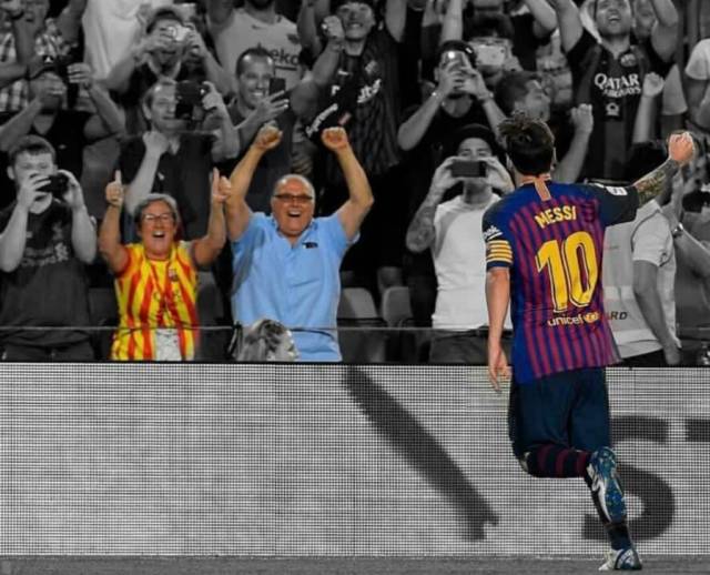 Messi’nin golünden sonra tribünlere koştuğu bu anda sadece iki kişi anı yaşıyor.
