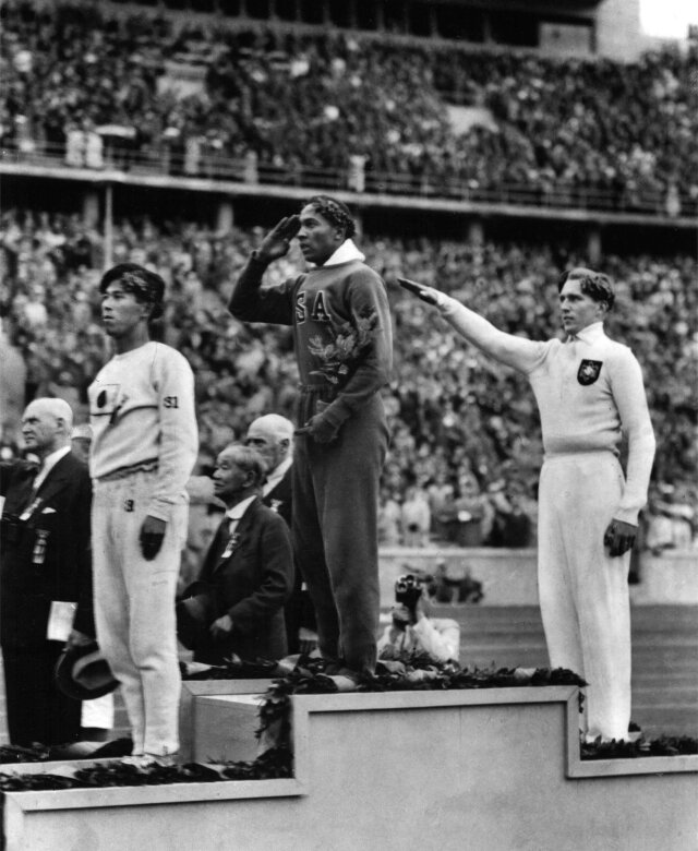 Jesse Owens Berlin’de uzun atlamada da altın madalya kazandı. İkinci, Alman Luz Long, üçüncü ise Japon Naoto Tajima idi. 