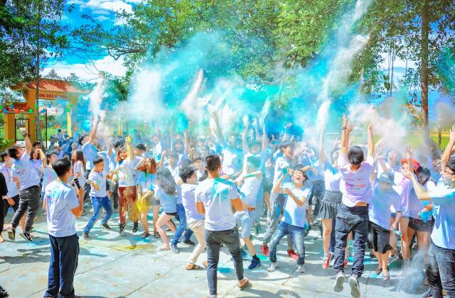 Hindistan'da 31 Mart'ta rengarenk toz boyaların havada uçuştuğu “Holi”de aynı zamanda şakalar yapılıyor