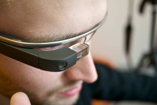 Google Glass satışa sunulduğu anda kumarhane ve sinema salonlarında kullanılması yasaklandı. 
