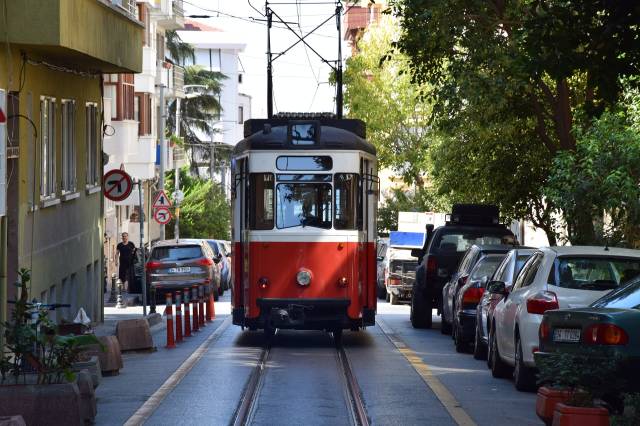 Birçok yeni mekanın açıldığı Moda’ya nostaljik tramvayla da ulaşabilirsiniz.