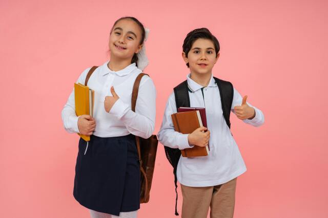Ebeveynin yargılamadan dinleyen, anlayan ve destekleyici tutumu, çocuğun zihinsel yükünü azaltır ve konsantrasyonu dolaylı olarak güçlendirir.