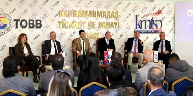 TSB Başkanı Uğur Gülen ile TSB Başkan Yardımcısı ve Maher Holding Sigorta Grubu Başkanı Ahmet Yaşar, KMTSO ev sahipliğindeki panele katıldı.