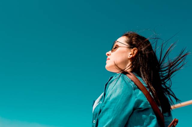 Dr. Özge Emine Ayabakan, “Sanıldığının aksine güneş koruyucularının kullanımı ile vitamin D eksikliği gelişimi söz konusu değildir.” diyor.
