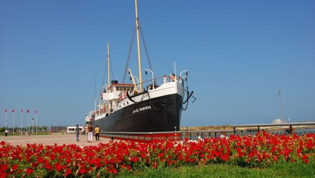 Samsun Doğu Park’ta bulunan Bandırma Vapuru’nda tarihsel belgeler ve orijinalliği korunmuş malzemeleri görerek tarihe tanıklık edilebiliyor.
