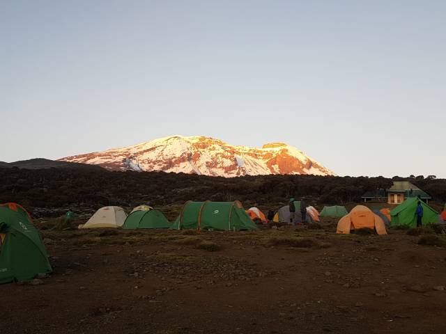 Shira Kampı'ndan Kilimanjaro Dağı'nın görünümü.