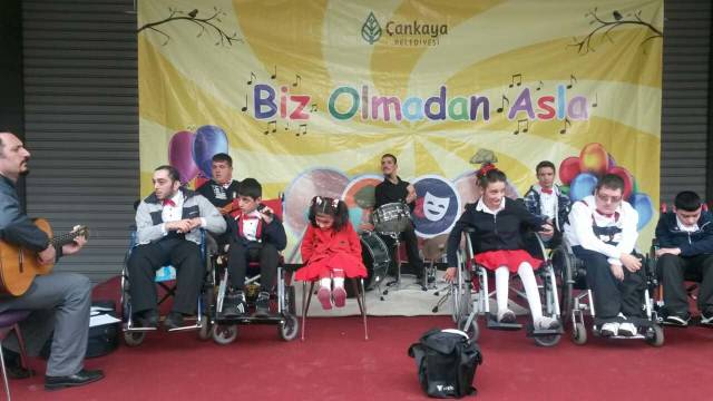 Serebral Palsili çocukların muhteşem korosundan bir görüntü.