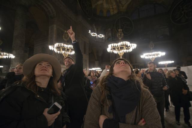 Geceleri Ayasofya’nın gizemli yanları daha çekici oluyor. 