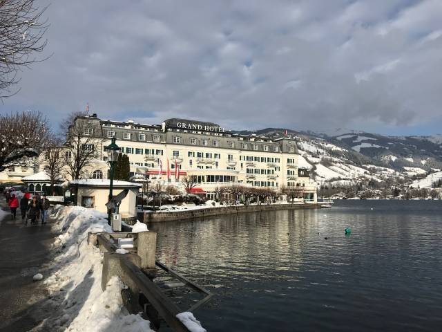 Zell Gölü kıyısındaki Grand Hotel, şehrin sembollerinden biri.