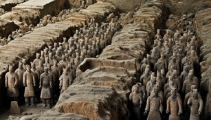 İddiaya göre Çin İmparatoru Qin Shi Huang ölümden çok korkardı ve tüm bu kil askerlerin mezarında bulunma sebebi de buydu.